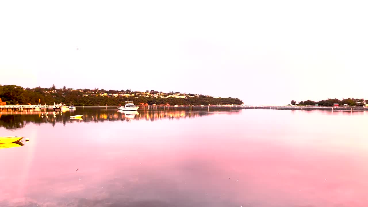 在海边海峡的海水中反射出的落日的奇妙色彩视频素材