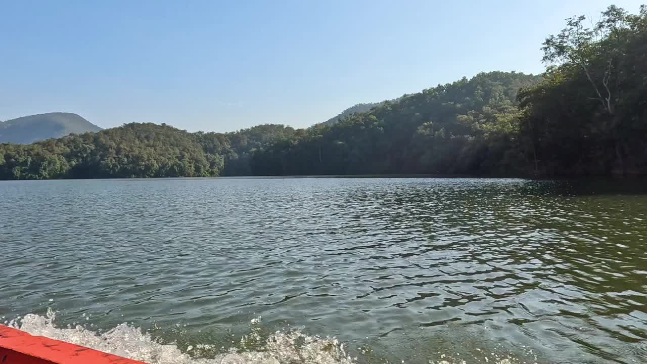 乘船穿越宁静湖视频素材