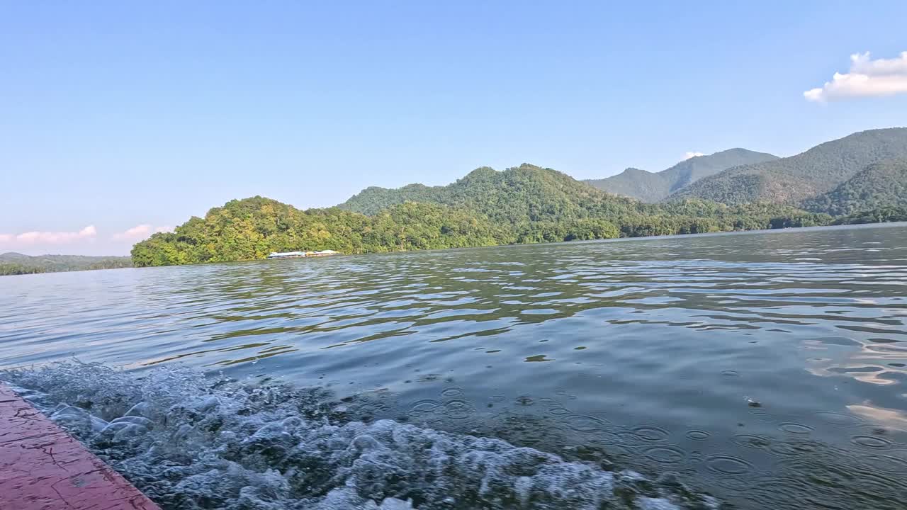 乘船游览风景优美的湖景视频素材