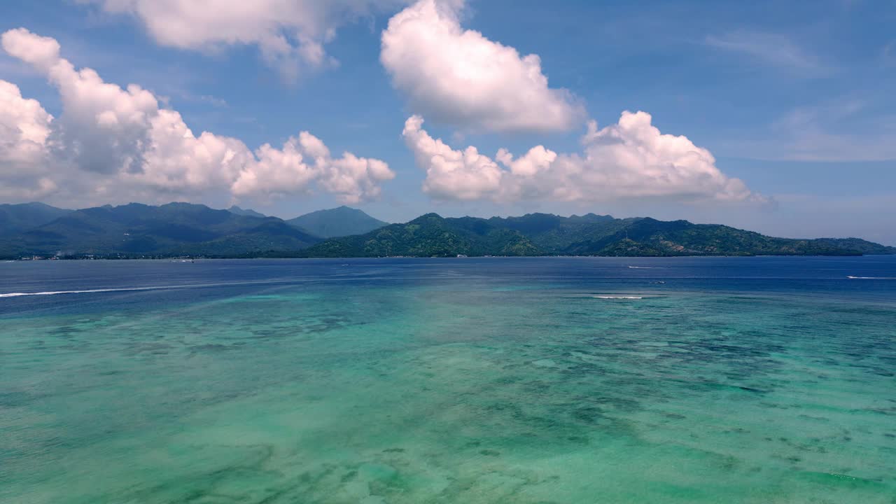 蓝水和夏季海岸海景鸟瞰图。在大西洋岛屿到海滨度假胜地的放松自然中旅行。全景海岸与彩色天空和海洋泻湖在游泳天气视频素材