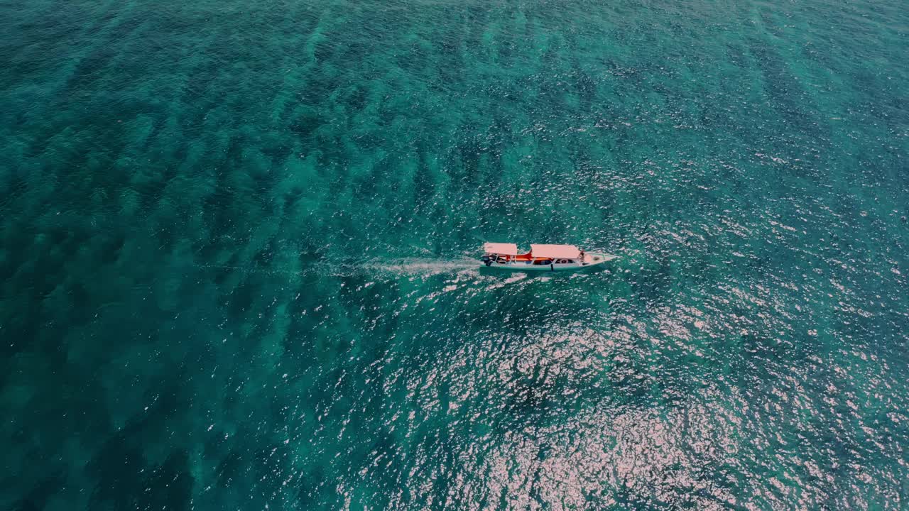 夏日大海景观中漂浮在蓝色水面上的船鸟瞰图。海洋自然中游艇游泳者的休闲活动。在大西洋泻湖放松的天气平静的旅行视频素材