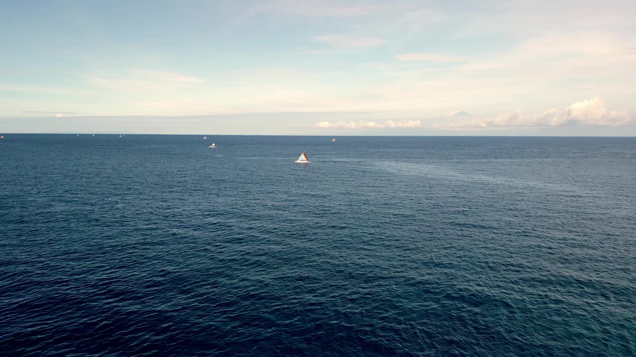 夏日大海景观中漂浮在蓝色水面上的船鸟瞰图。海洋自然中游船游民的休闲活动。放松的天气，宁静的大西洋泻湖之旅视频素材