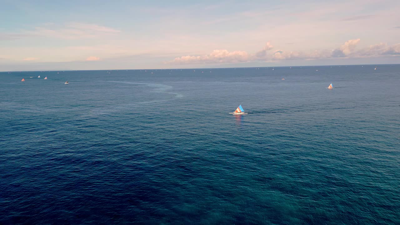 夏日大海景观中漂浮在蓝色水面上的船鸟瞰图。海洋自然中人游游艇的休闲活动。放松的天气，宁静的大西洋泻湖之旅视频素材