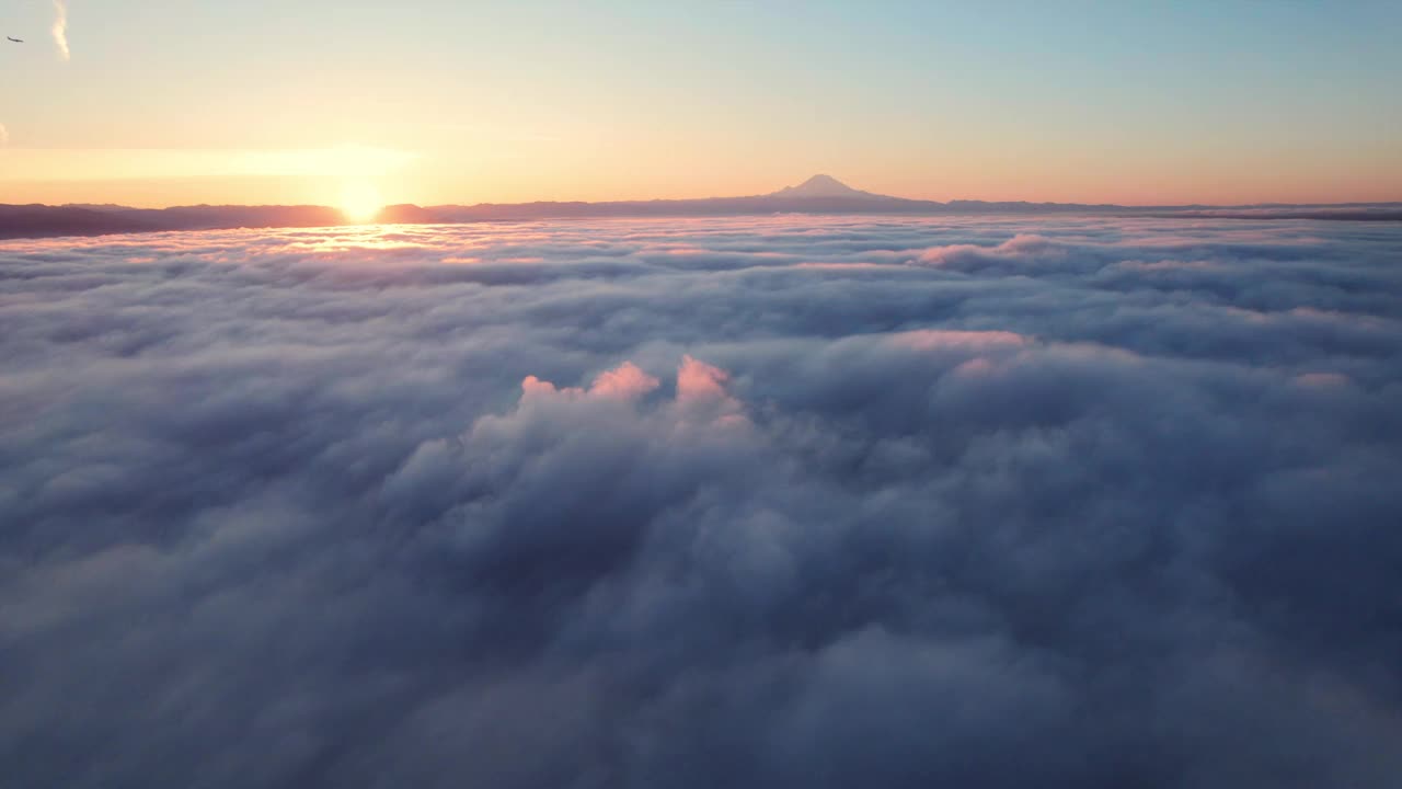 雷尼尔山空中云图，地平线上日出视频素材