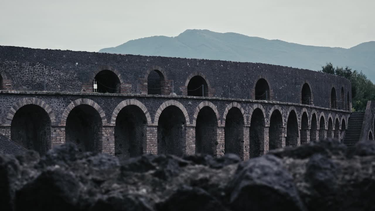 意大利庞贝古圆形剧场，靠山而建视频素材