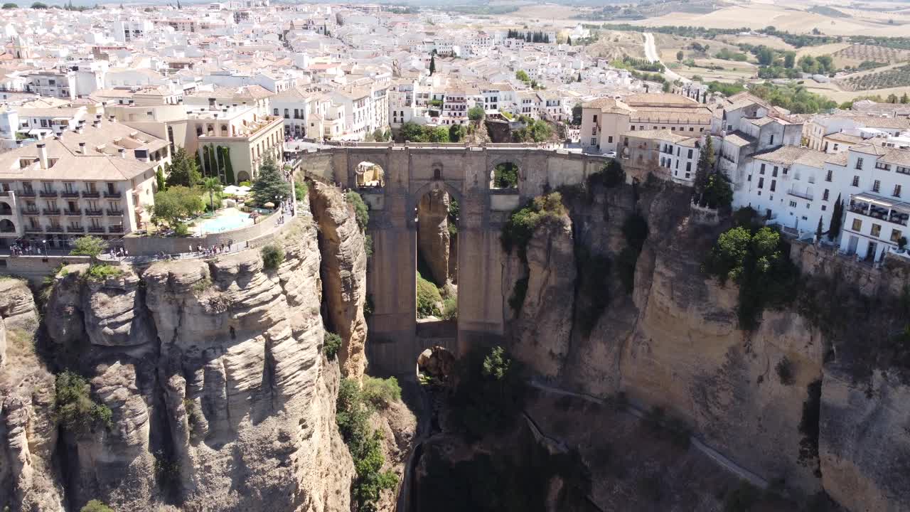 西班牙文化无人机观旅游，传统，安达卢西亚村庄。鸟瞰西班牙隆达的标志性大桥。隆达，马拉加，西班牙。视频素材