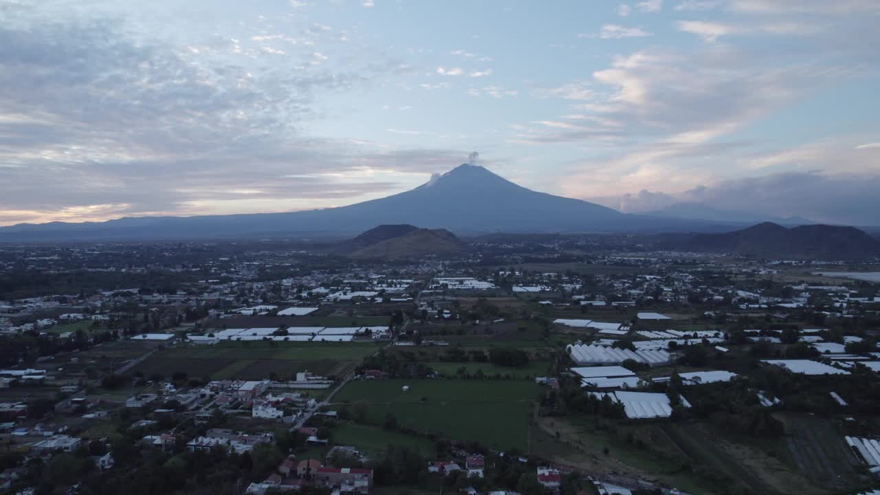 在日落时分飞向波波卡特佩特尔火山视频素材