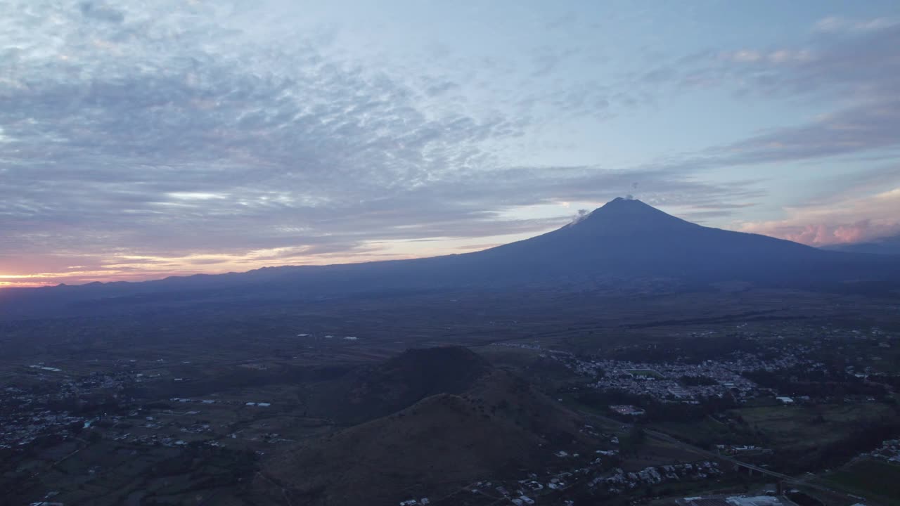 空中拍摄的Popocatepetl火山在夕阳的映照下旋转视频素材