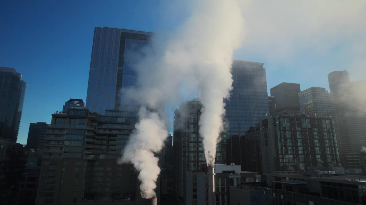 烟囱工业天线与城市背景视频素材