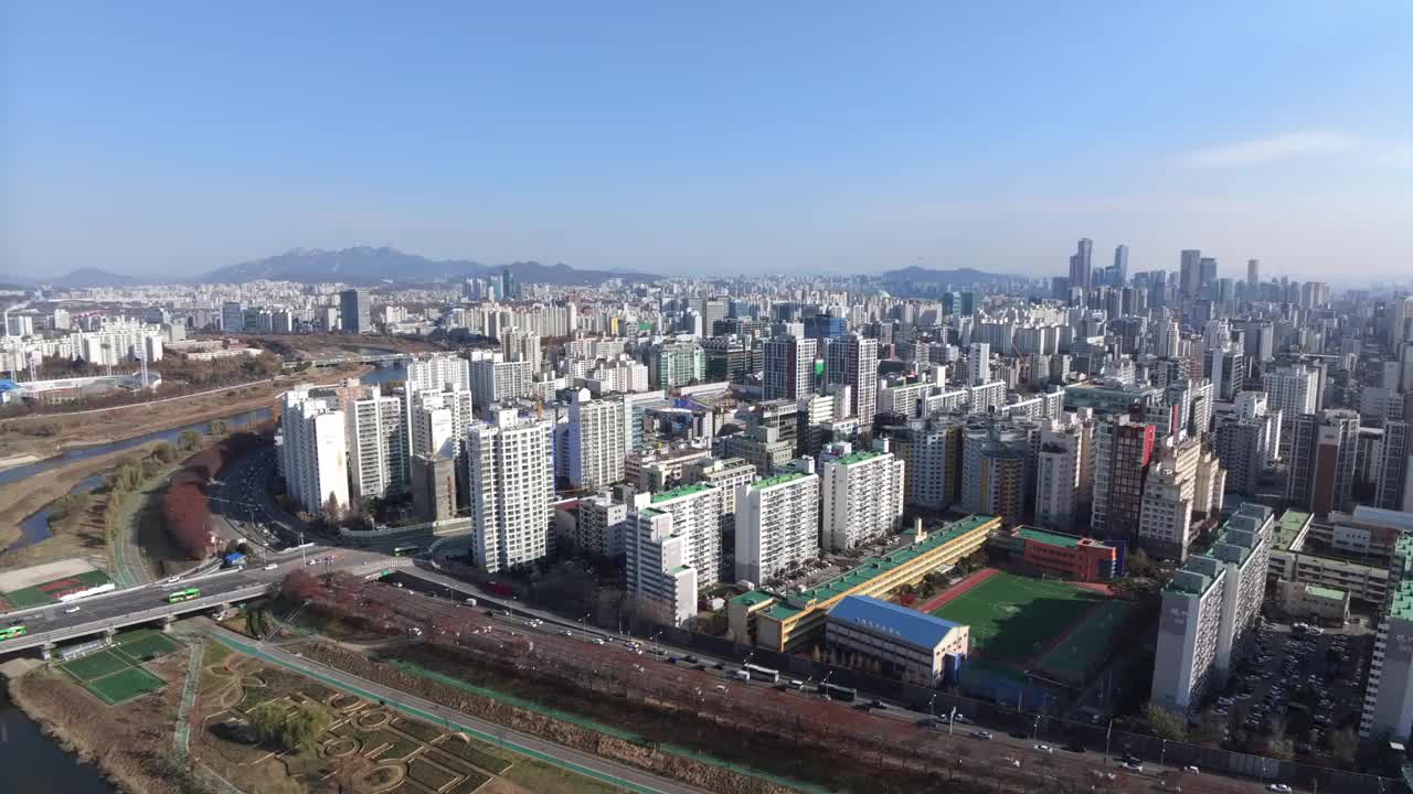 韩国首尔永登浦区，木来洞，杨平洞，安阳川溪，公园，建筑，道路视频素材