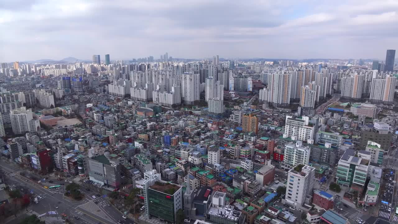 韩国首尔永登浦区汝矣岛板路、建筑物、公寓、道路和周围环境视频素材