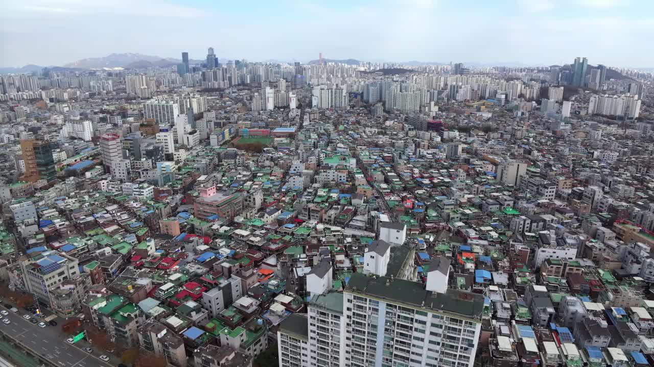 韩国首尔永登浦区汝矣岛、大林站、地铁、建筑物、道路、周边视频素材