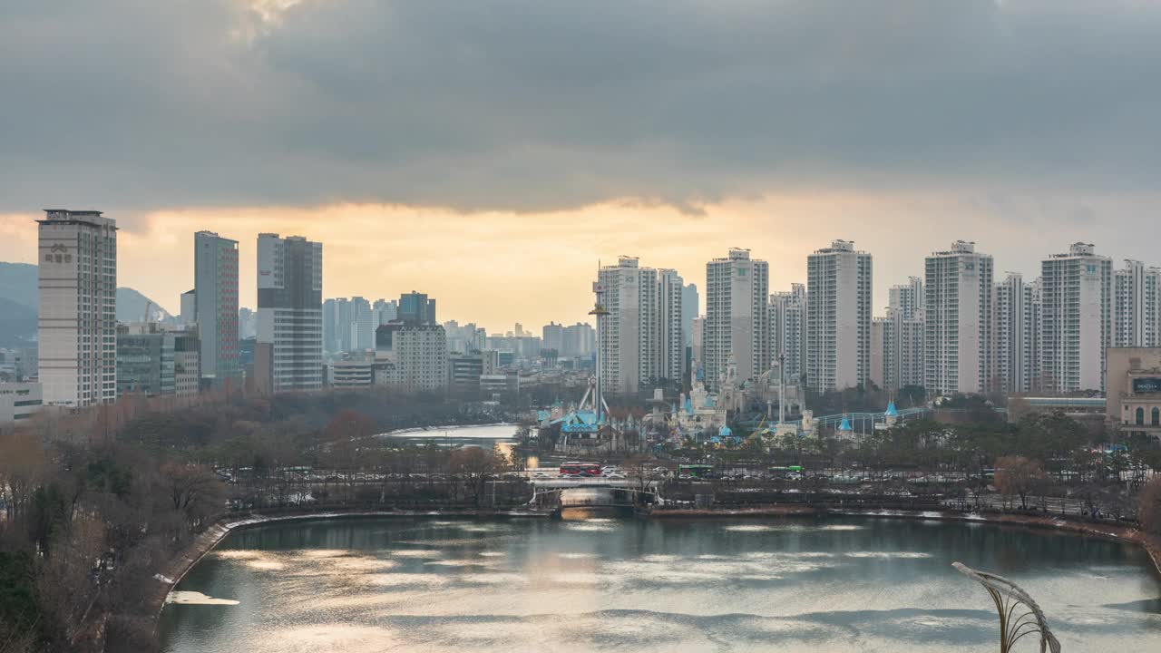 蚕室、乐天世界、石总湖、公寓和白天与夜晚的市中心/韩国首尔松坡区视频素材