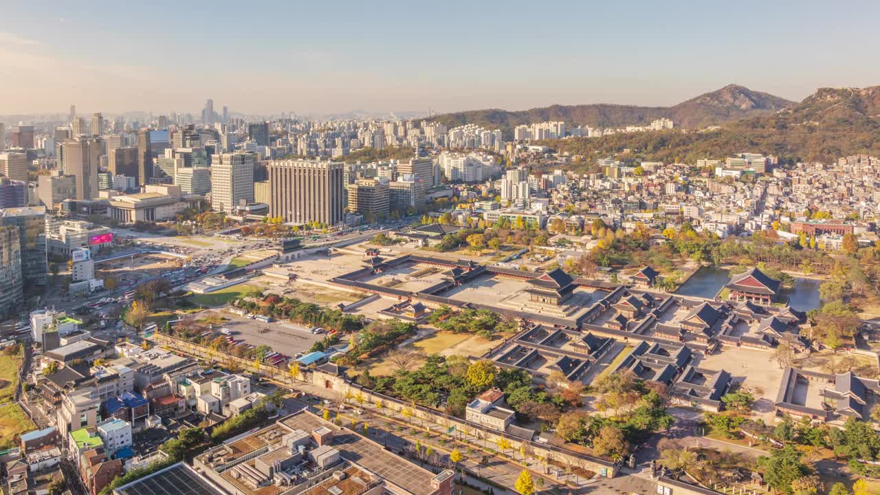 韩国首尔钟路区，秋天白天的世宗路、光化门、兴礼门、庆会路、景福宫视频素材