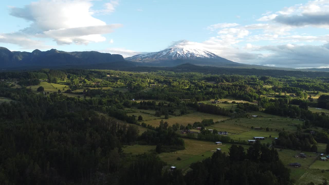 无人机拍摄的维拉里卡火山视频素材