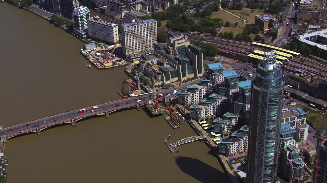 英国伦敦沃克斯豪尔桥、泰晤士河和军情六处大楼鸟瞰图。4 k视频下载