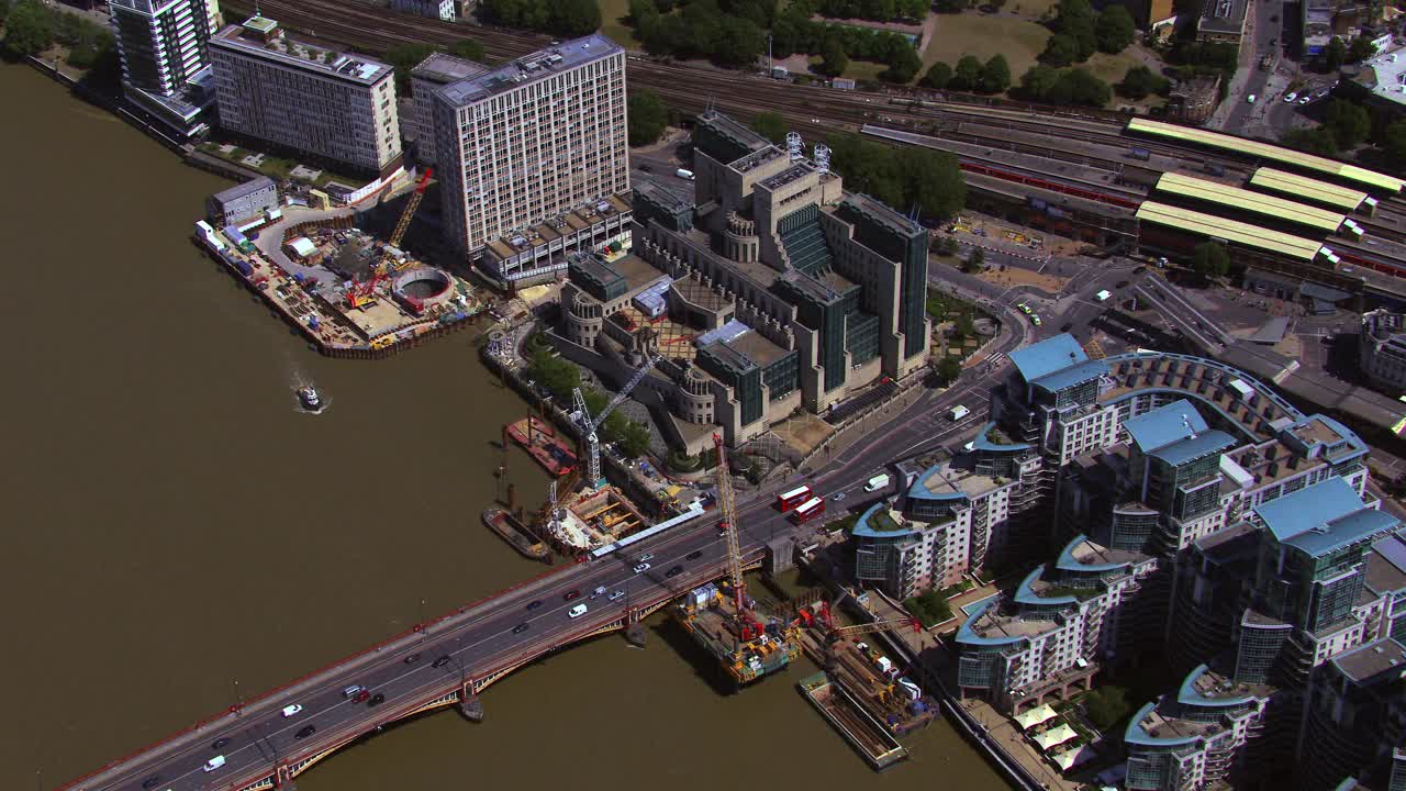 英国伦敦沃克斯豪尔桥、泰晤士河和军情六处大楼鸟瞰图。4 k视频下载