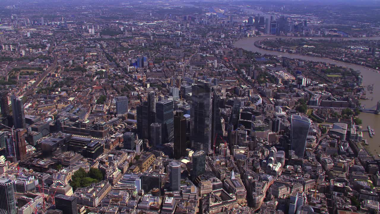 城市鸟瞰图和泰晤士河，伦敦，英国。4 k视频下载