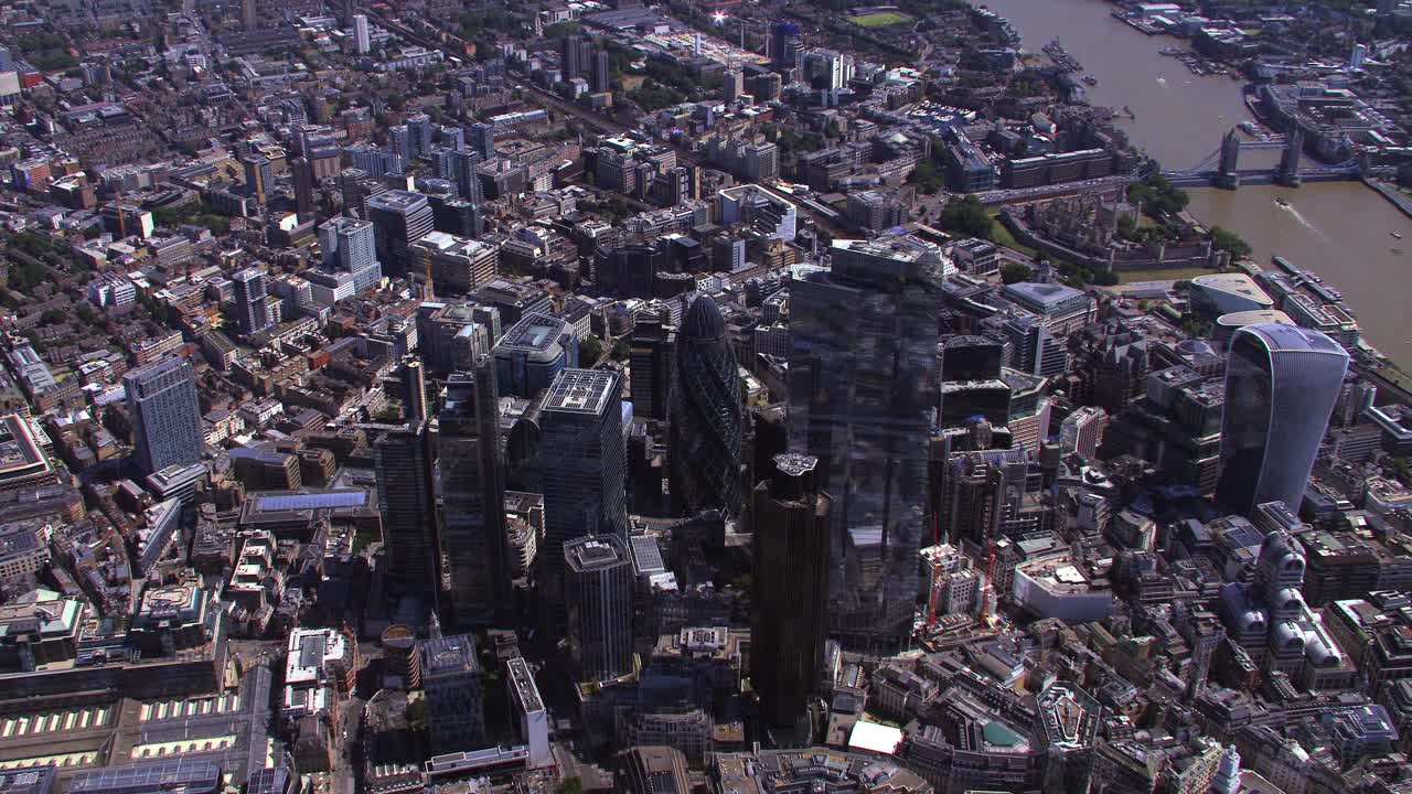 城市鸟瞰图和泰晤士河，伦敦，英国。4 k视频下载