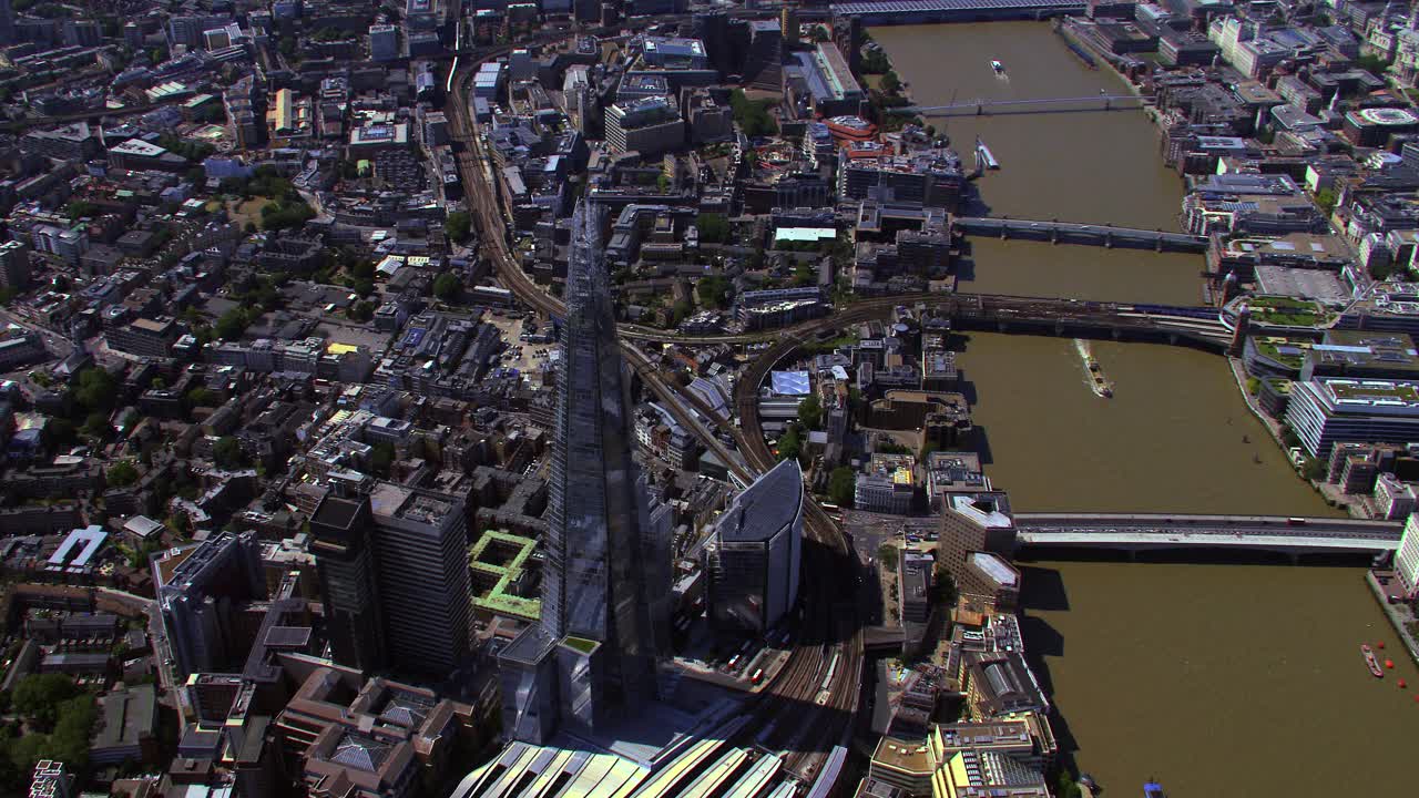 从空中俯瞰碎片大厦，泰晤士河和伦敦市中心，英国。4 k视频下载