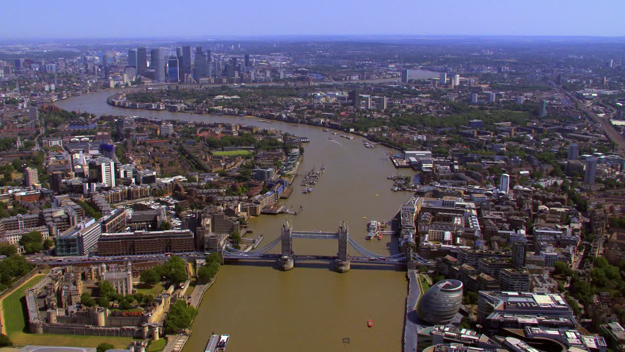 鸟瞰金丝雀码头，泰晤士河和塔桥，英国。4 k视频下载