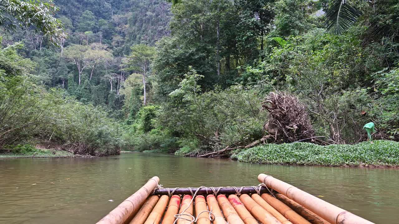 泰国丛林中的竹筏漂流视频素材