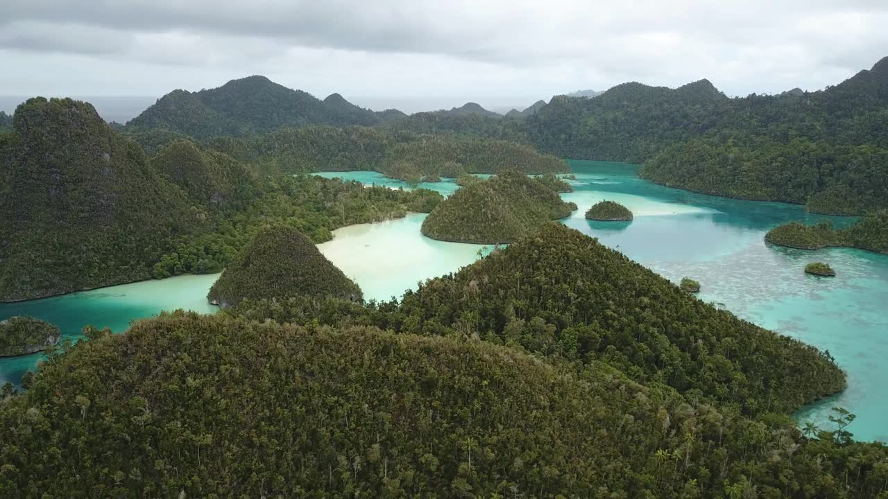 航拍的拉贾安帕群岛视频素材