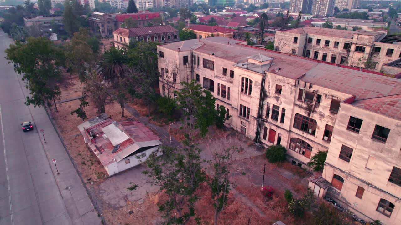 在智利圣地亚哥的Barros Luco医院，自2010年以来一直被遗弃的前产科的空中轨道。视频素材