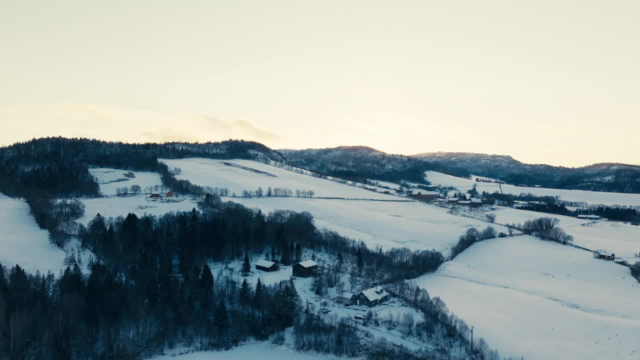 挪威因德福森日出时山村的雪景。无人机航拍视频素材