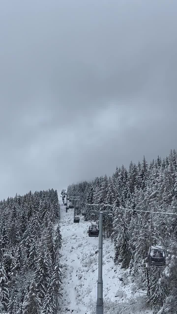 冬季在Courchevel滑雪胜地的滑雪缆车视频素材