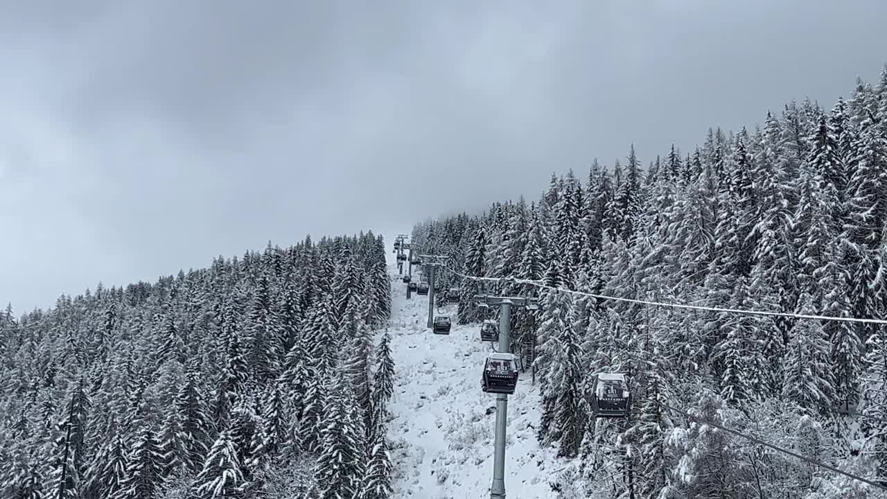 冬季在Courchevel滑雪胜地的滑雪缆车视频素材