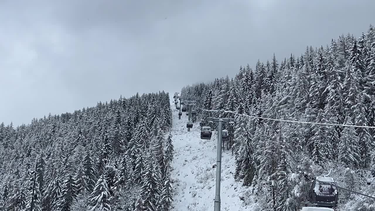 冬季在Courchevel滑雪胜地的滑雪缆车视频素材