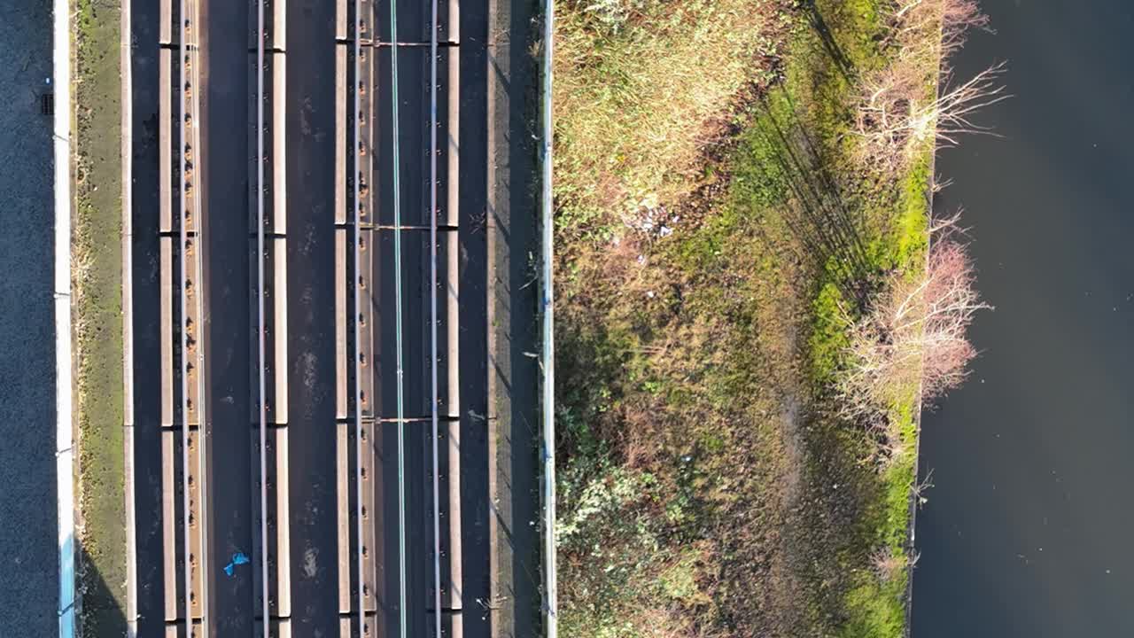 建立一辆有轨电车进入曼彻斯特市中心的航拍视频视频素材