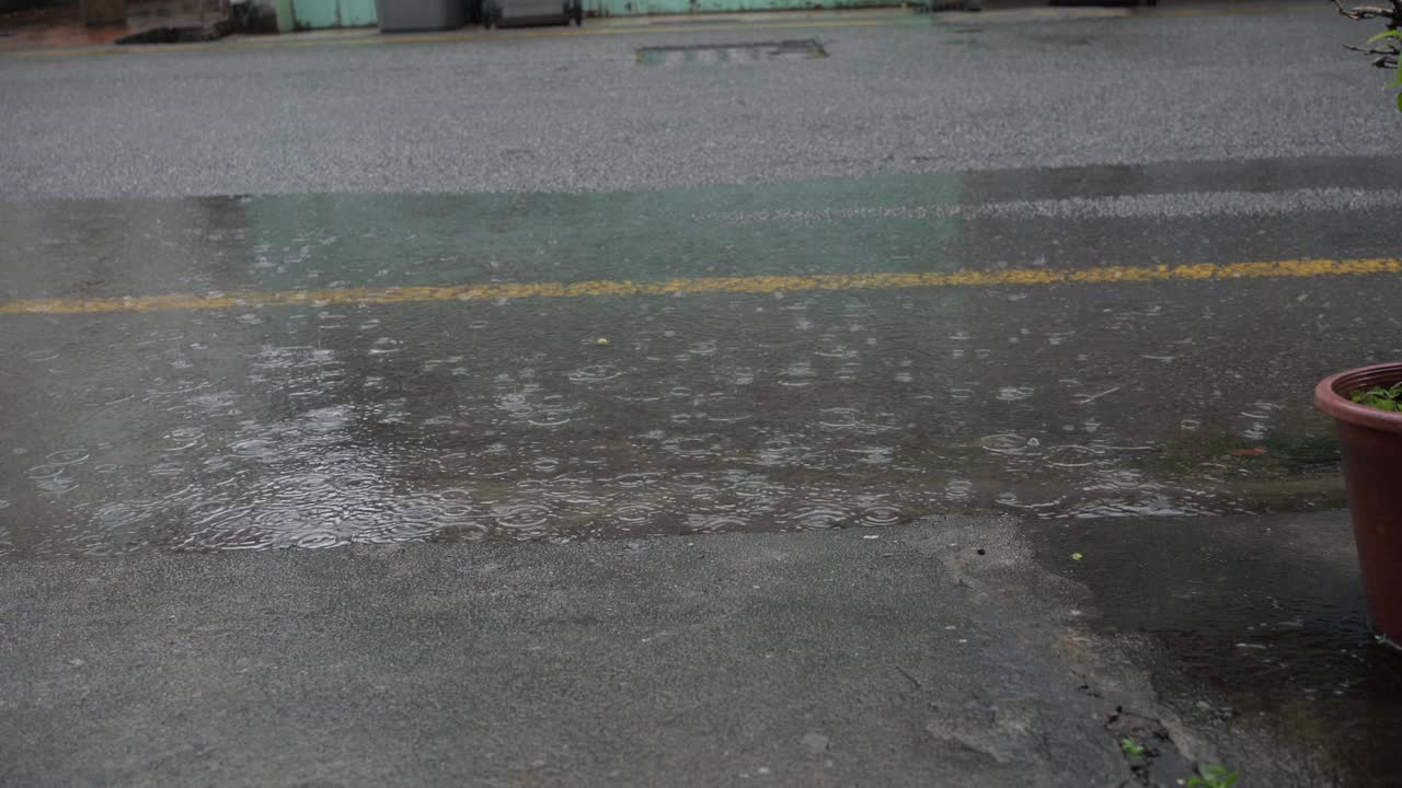 雨落在街上，柏油路的景色视频素材