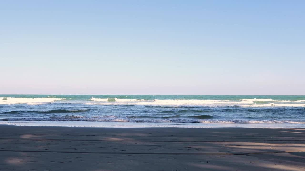 日落时宁静的海滩波浪视频素材