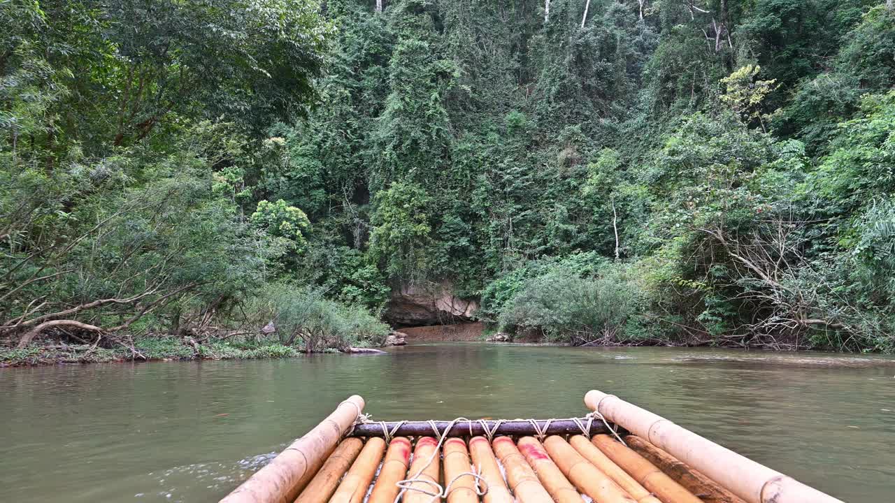 在泰国丛林中的山河上竹筏漂流视频素材