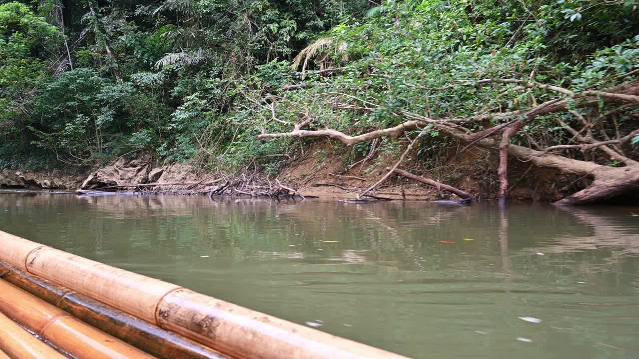 在山河上竹筏漂流视频素材