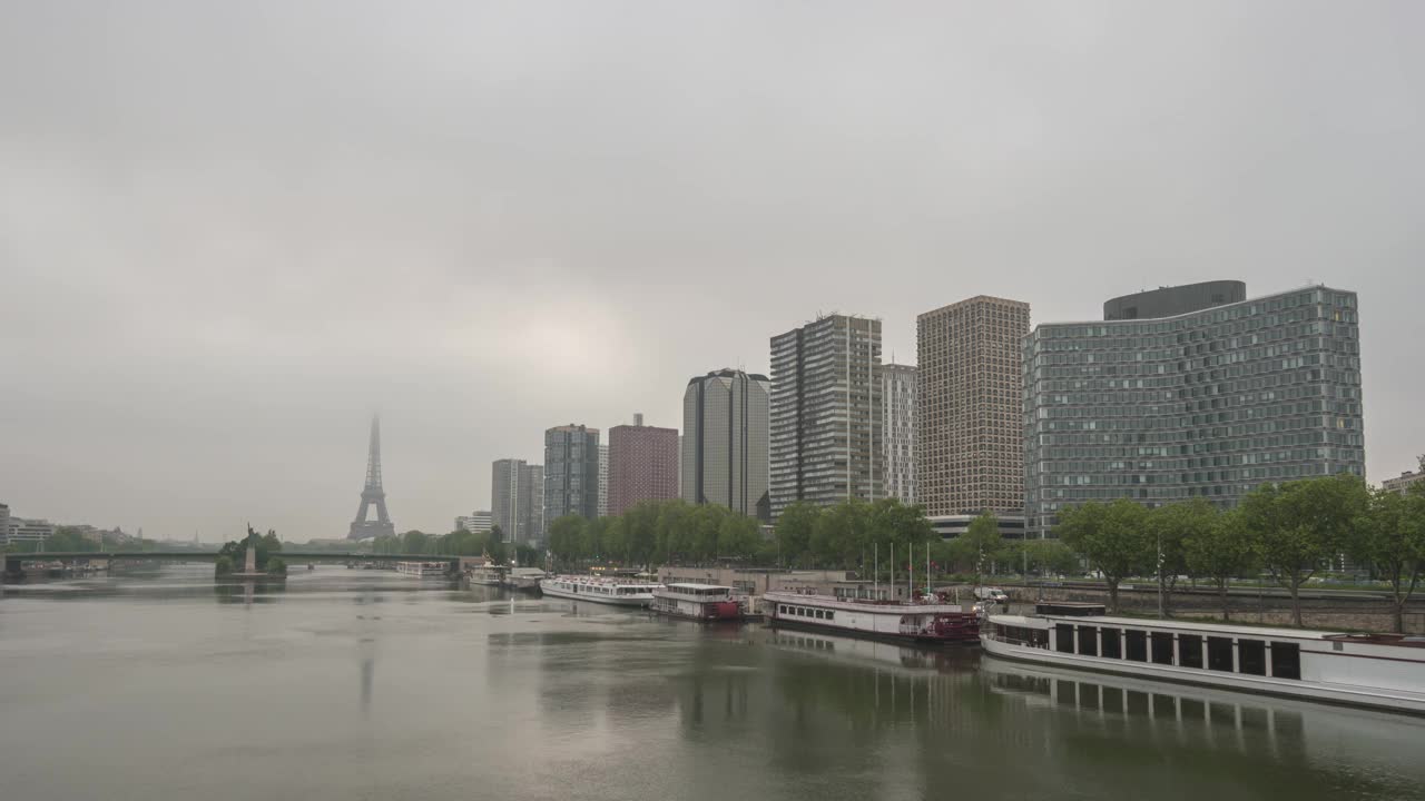 法国巴黎延时，埃菲尔铁塔和塞纳河的城市天际线延时视频素材