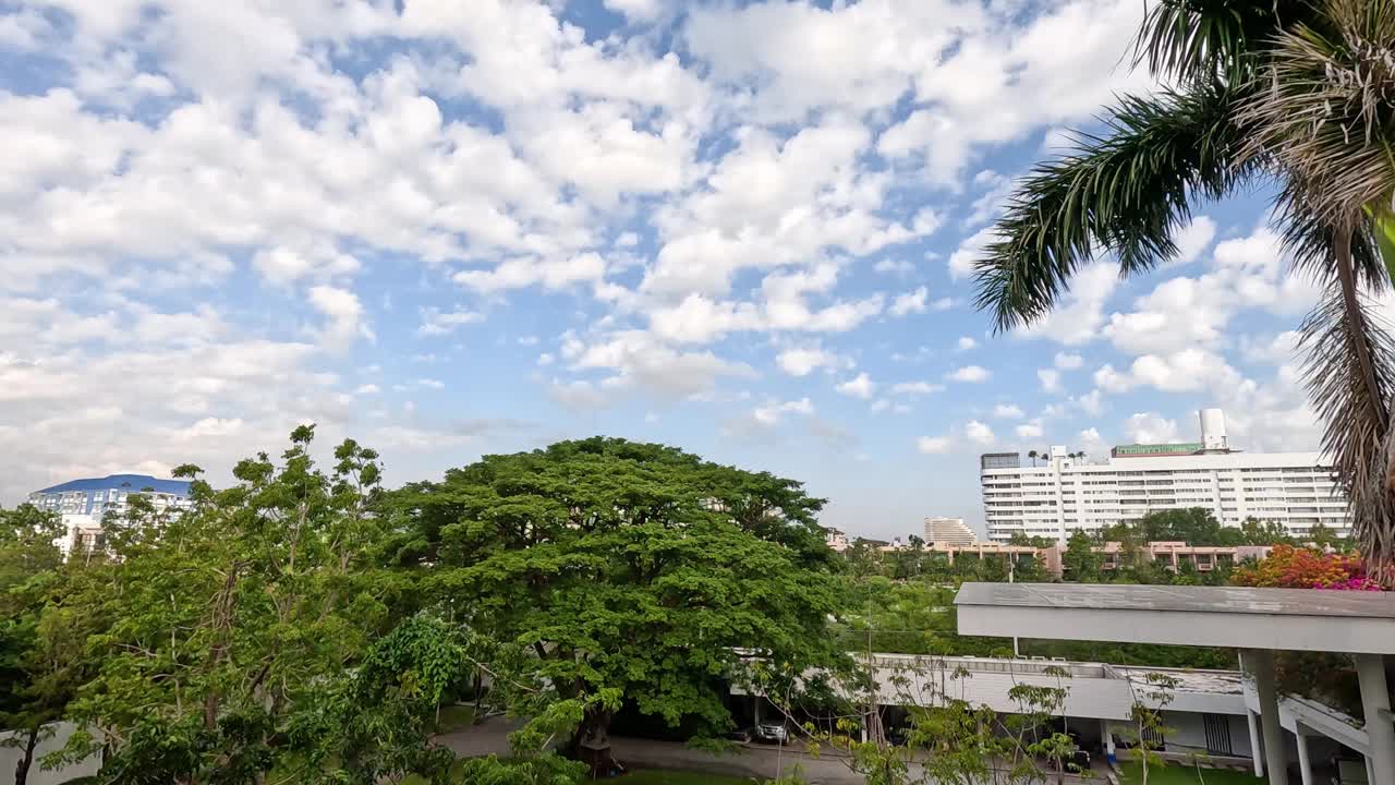 城市景观与蓬松的云视频素材