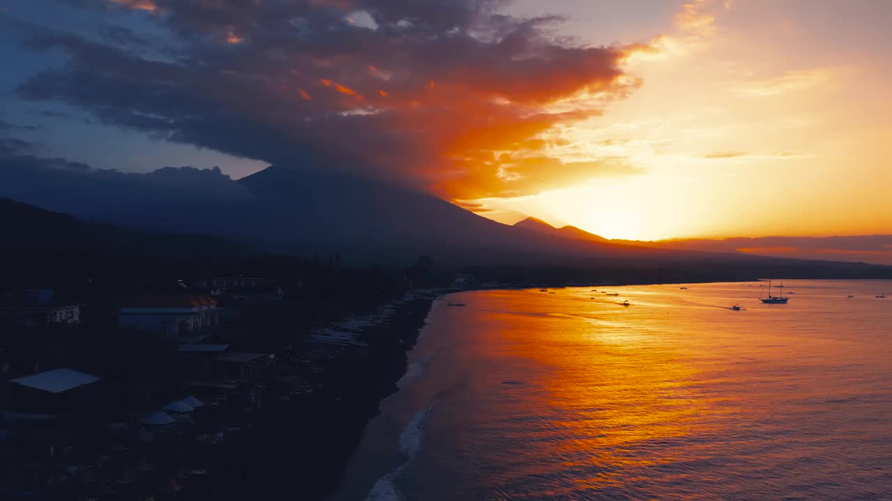 在jeemeluk海滩上的阿米德，可以看到古农阿贡火山的惊人日落。空中无人机观看4K。视频素材