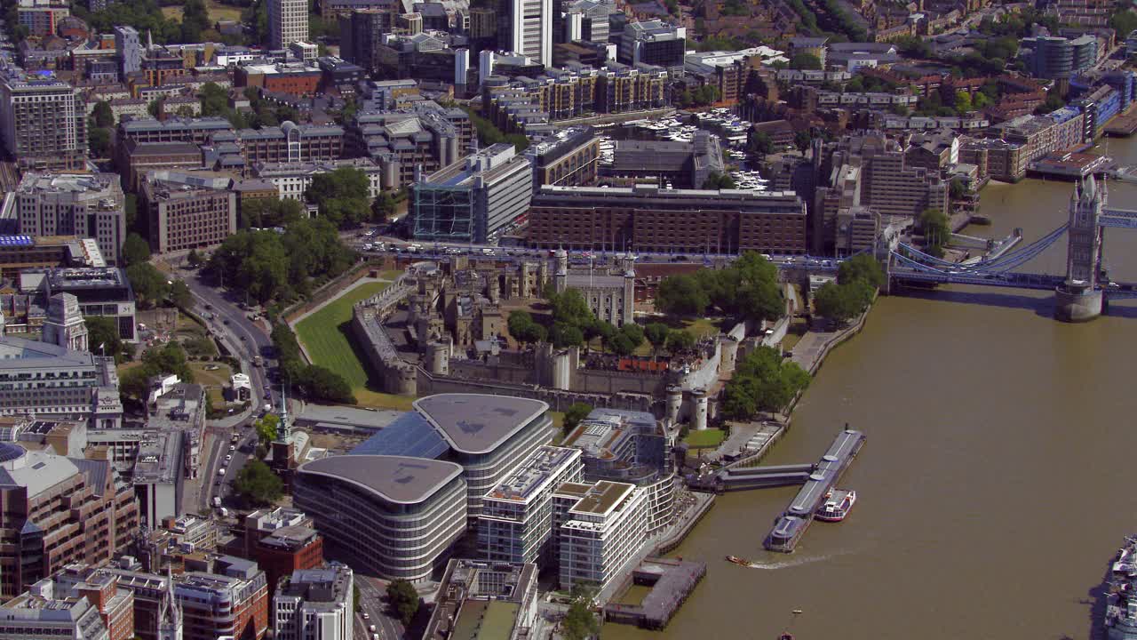 伦敦塔桥和伦敦塔鸟瞰图，伦敦，英国。4 k视频下载