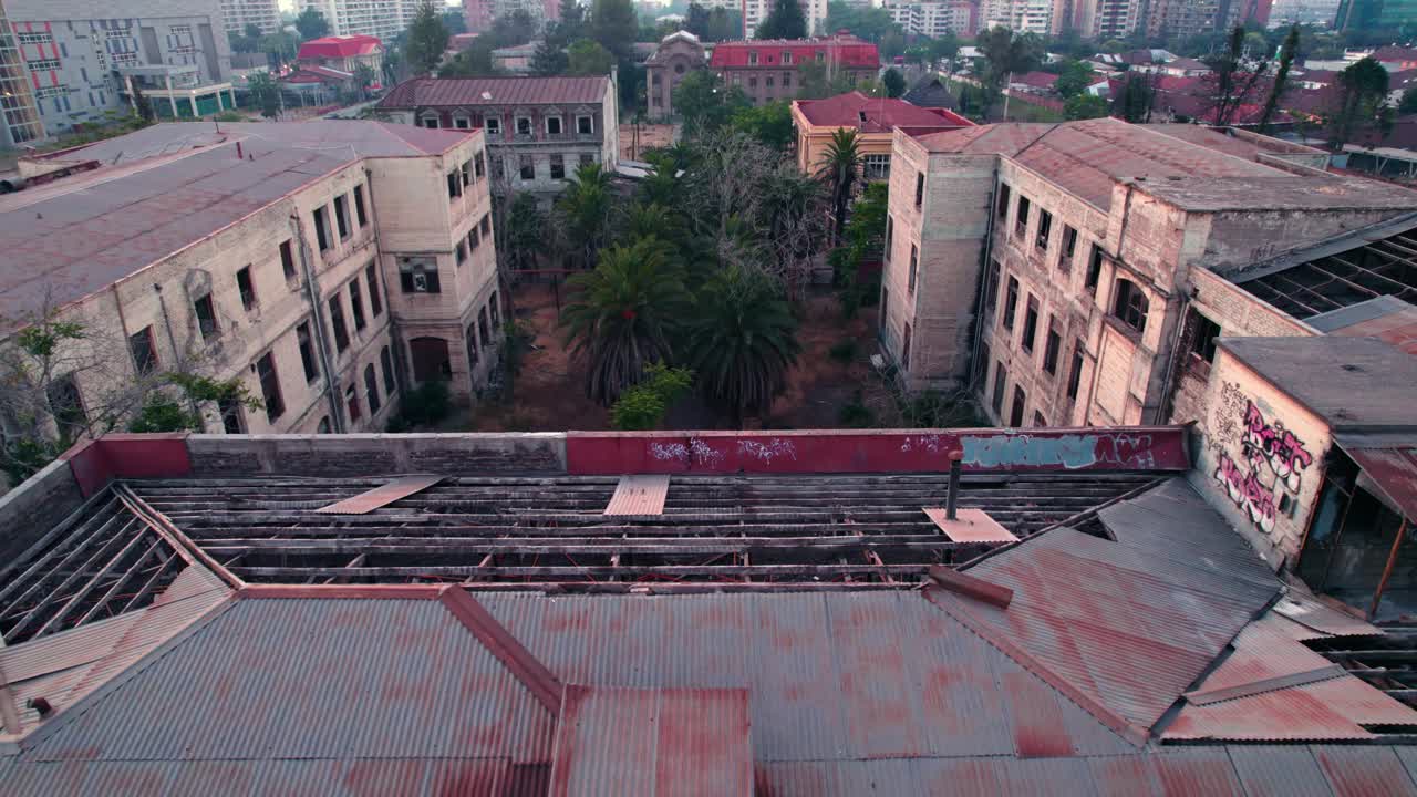 多利鸟鸟瞰智利圣地亚哥巴罗斯卢科医院废弃的前产科病房的内部区域。神秘而令人毛骨悚然视频素材