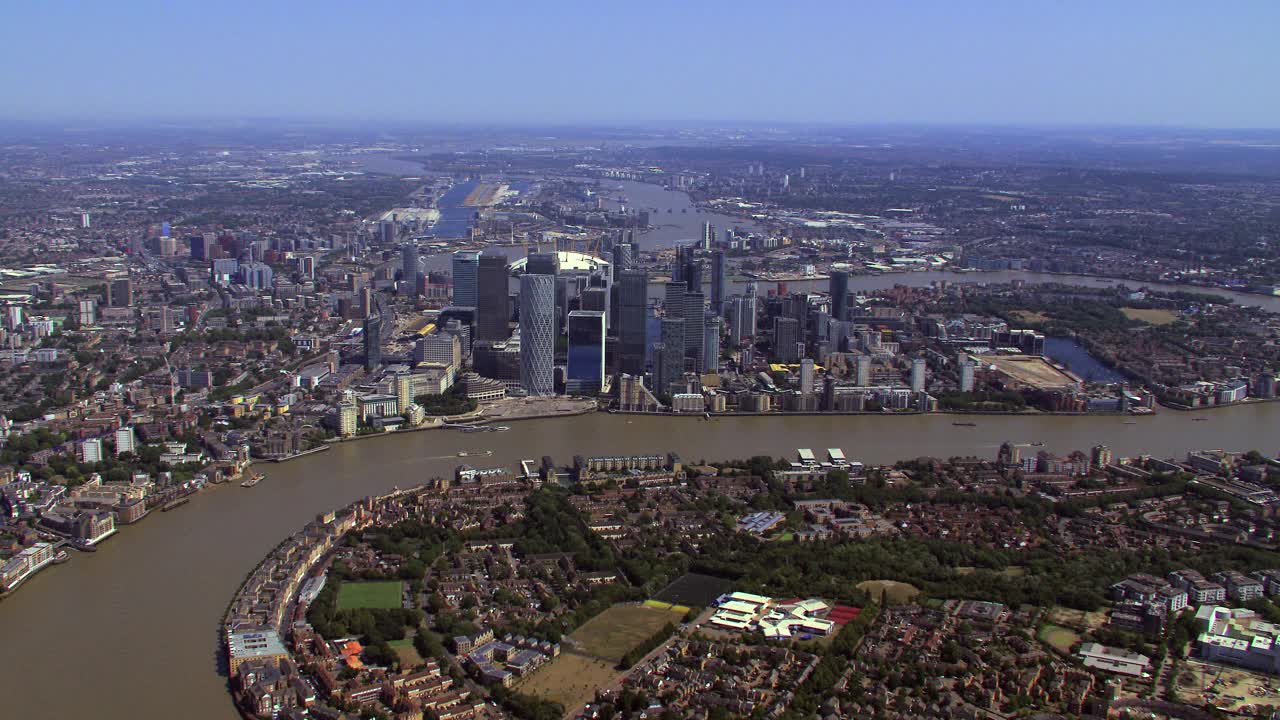 鸟瞰伦敦和金丝雀码头，英国。4 k视频下载
