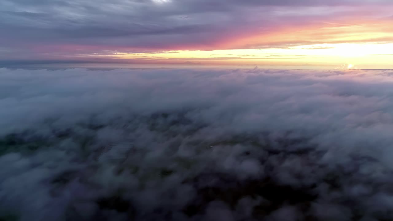 空中俯瞰厚厚的云层上美丽的金色太阳日落视频素材