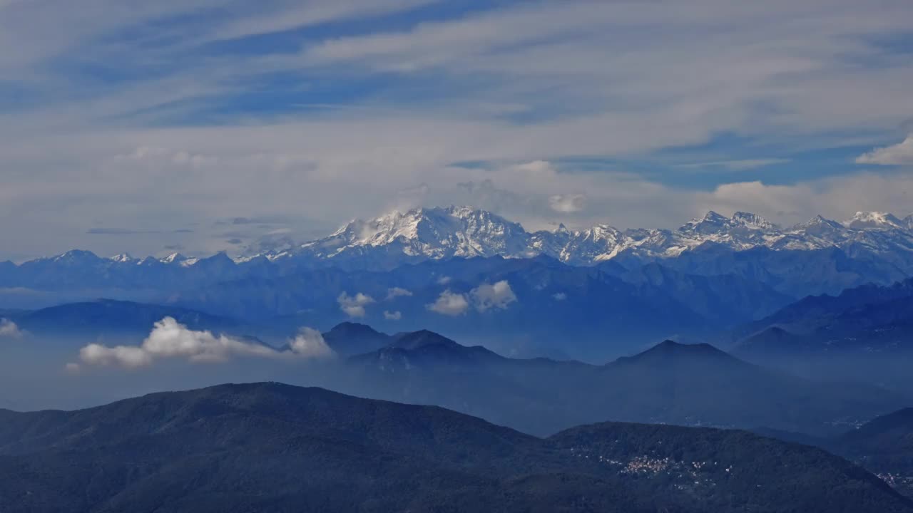 鸟瞰美丽的山景，山谷中有白雪覆盖的罗莎山和马特宏峰视频素材