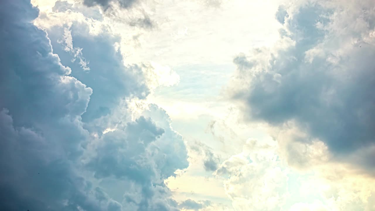 多云阴沉的灰色移动雨云在天空的时间流逝视频素材