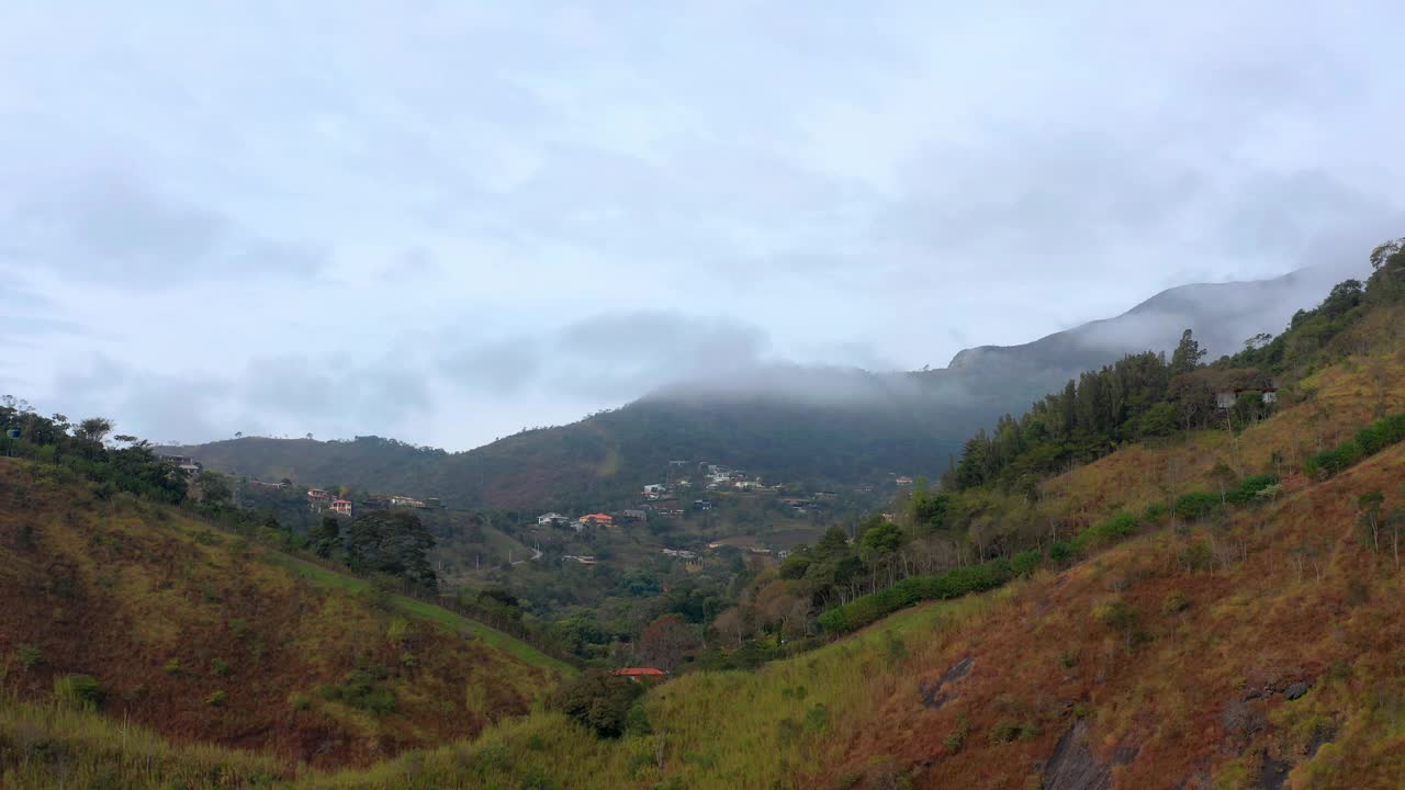 连绵起伏的群山，远处是一个小镇视频素材