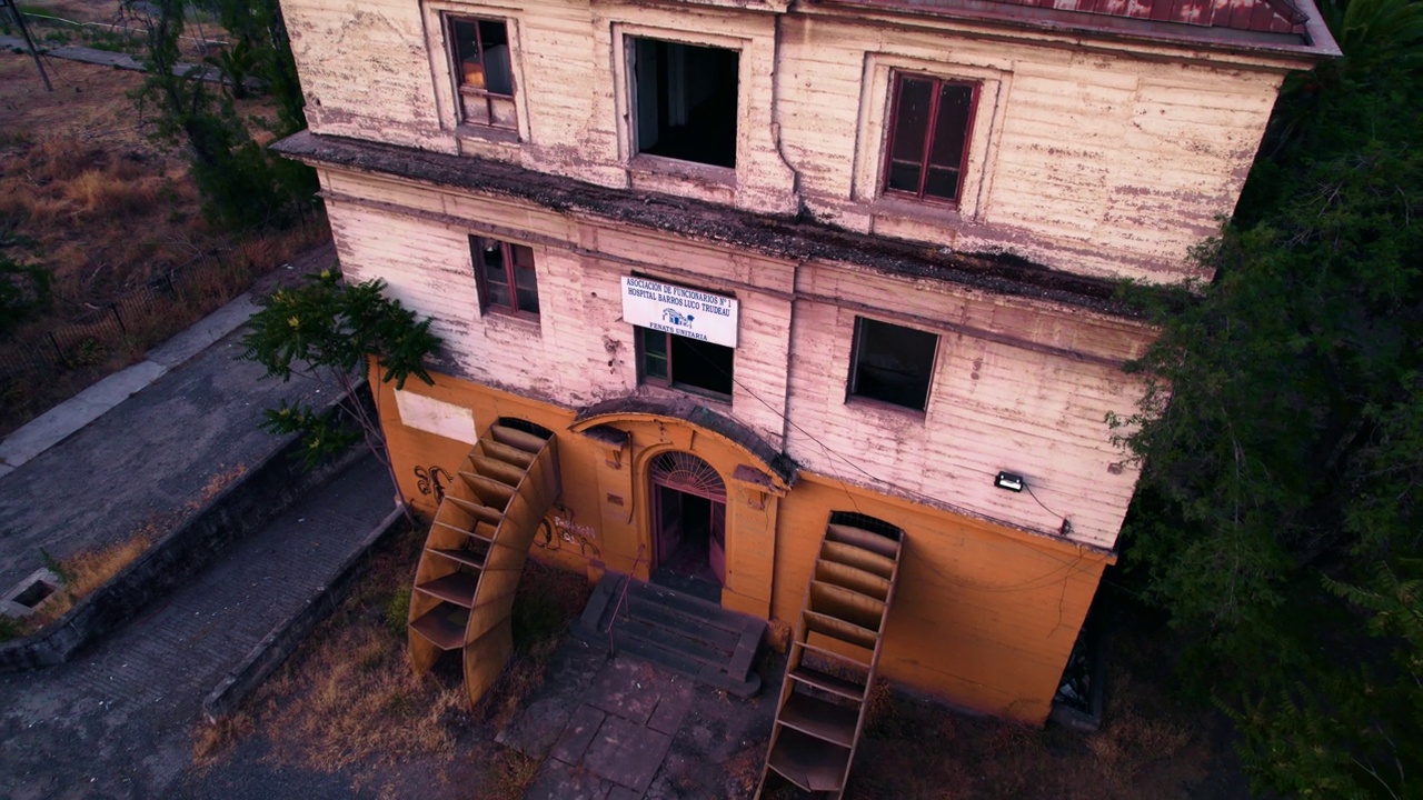 在智利圣地亚哥的Barros Luco医院，鸟瞰图拍摄了被遗忘的前产科楼实验室，背景是日落——手风琴形的入口视频素材