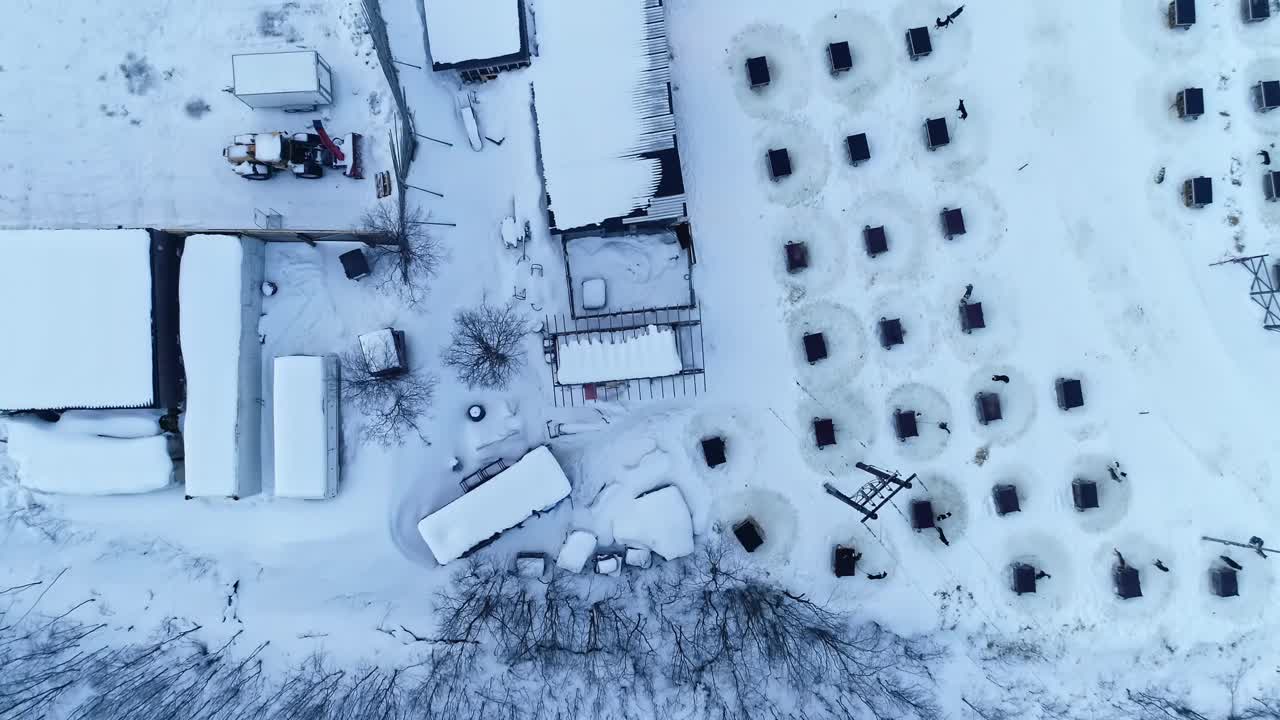 欧洲国家冬季积雪覆盖的社区俯视视图。空中拍摄视频素材