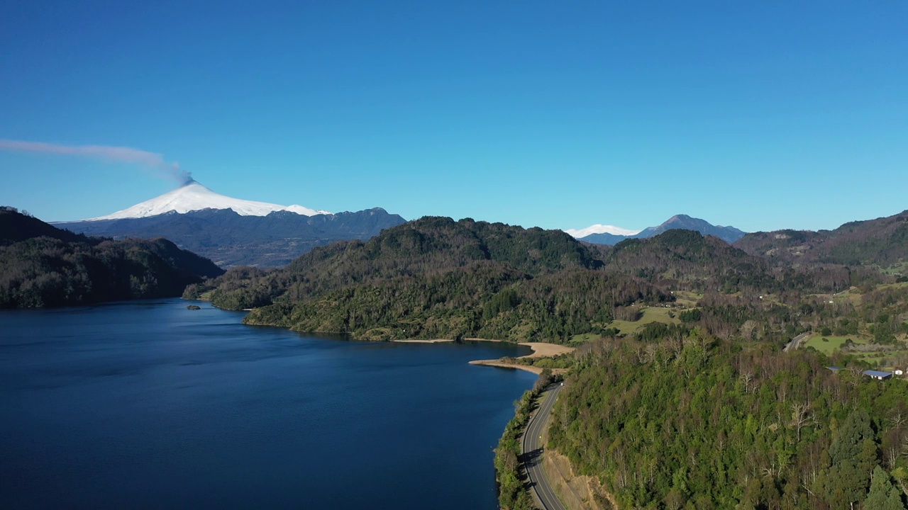 比利亚里卡火山的鸟瞰图和智利南部火山喷发的开始视频素材